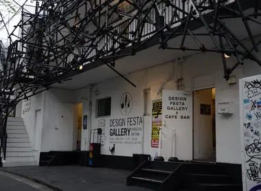 La façade de la galerie ressemble à s'y méprendre aux nombreux fils électriques parcourant les villes japonaises