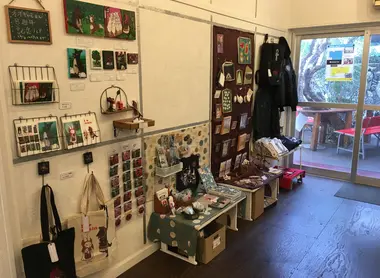 L'espace boutique à l'entrée de la galerie n'est pas le seul à accueillir des œuvres à acheter