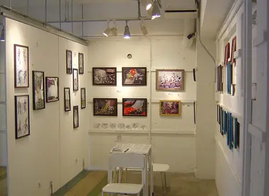 L'un des 21 espaces d'expression occupé par une exposition de peinture