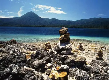 Pierres volcaniques au bord du lac Usori