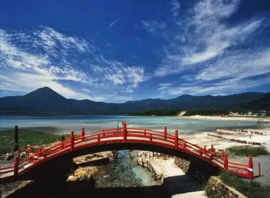 Le pont rouge pour le passage des âmes des morts