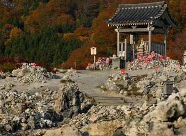 Le mont Osore, temple et monticules de pierres en automne Le mont Osore, temple et monticules de pierres en automne