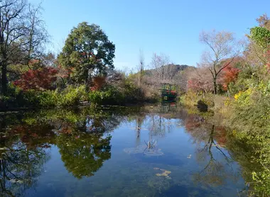 Le fameux pont japonais du jardin de Giverny est reconstitué fidèlement à Kitagawa