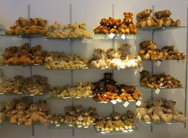 Choix d'ours en peluche en boutique