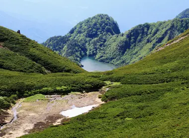 Le parc national Chûbu Sangaku offre de belles randonnées à la journée ou sur plusieurs jours Le parc national Chûbu Sangaku offre de belles randonnées à la journée ou sur plusieurs jours