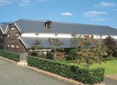 El edificio del museo de la destilería de sake Hakutsuru