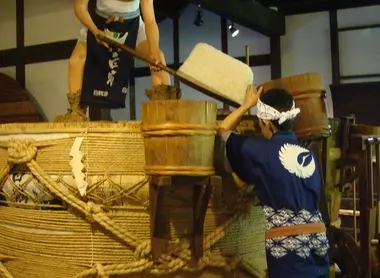 Fabricación tradicional de sake.
