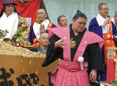Zeremonielles Bohnenwerfen beim Setsubun in Osaka