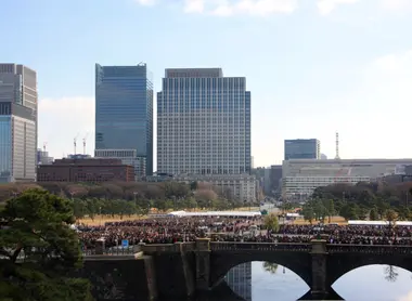 Le coeur de Tokyo s'anime le 2 janvier pour les voeux de l'Empereur du Japon Le coeur de Tokyo s'anime le 2 janvier pour les voeux de l'Empereur du Japon