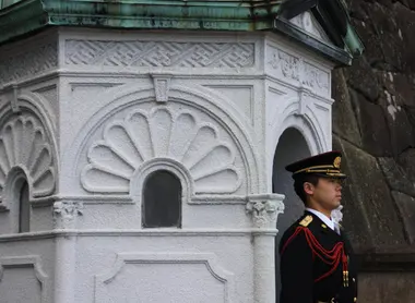 Un membre de la sécurité posté à l'entrée du Palais Impérial Un membre de la sécurité posté à l'entrée du Palais Impérial