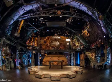 La scénographie a reçu le prix Kasuki Itô, le seul prix récompensant les décors théâtraux du Japon. 