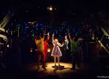 Quatre robots et une poupée au cœur de l'intrigue