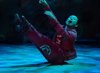 Les personnages vont en viennent sur la scène, chacun présentant une performance de sa spécialité