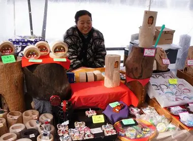 Des produits d'artisanat local au marché du matin de Miyagawa