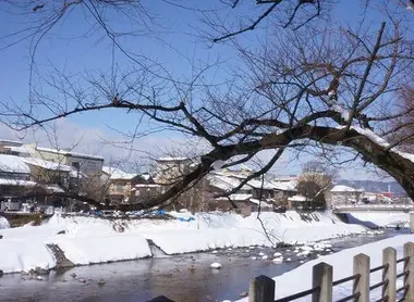 La rivière Miyagawa, au bord de laquelle le marché du même nom s'installe tous les matins
