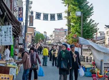 Les allées du marché du matin Miyagawa, à Takayama