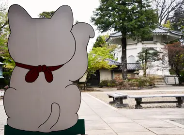 Le gardien du temple Gotoku-ji n'est autre qu'un maneki-neko géant.