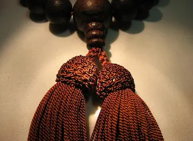 Les deux pompons décorant le bracelet juzu