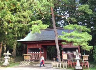 La randonnée débute à la porte Zui-shin-mon.