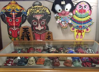 Collection de cerfs-volants japonais à l'intérieur du musée