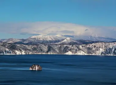 Les eaux pures du lac Mashû Les eaux pures du lac Mashû