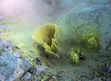 Bouche de soufre du volcan Iô zan