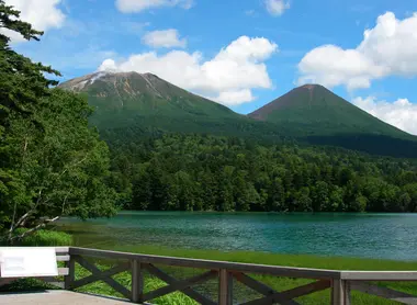 Le lac Onnetô et le mont Akan Le lac Onnetô et le mont Akan