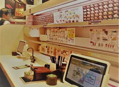 Un large choix de sushis frais commandés via la tablette