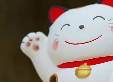 Chat blanc géant patte droite levée manekineko tirelire japonaise