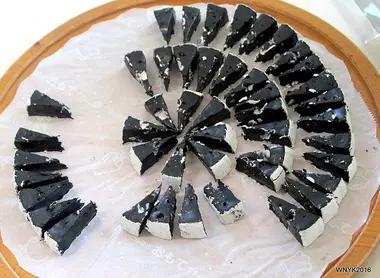 Camembert à l'encre de seiche fabriqué à la fromagerie de Furano