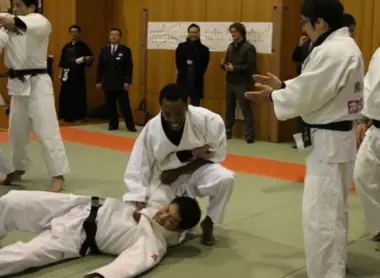 Entraînement de judo entre les policiers de Matsue et des étudiants étrangers, en février 2017 Entraînement de judo entre les policiers de Matsue et des étudiants étrangers, en février 2017