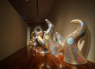 Oeuvre de Yayoi Kusama exposée au Musée de la ville de Matsumoto