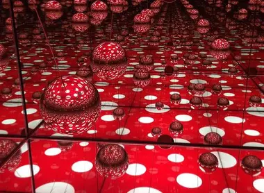 Installation de miroirs et pois de Yayoi Kusama