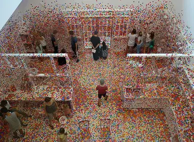 "Obliteration room" Installation de Yayoi Kusama  "Obliteration room" Installation de Yayoi Kusama