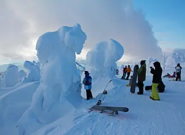 Contemplez les monstres de glace avant de dévaler les pistes !