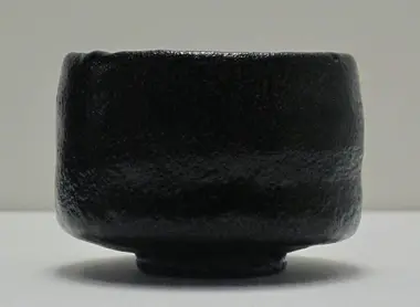 Les bols raku se distinguent par leur irrégularité et leur apparence brute.