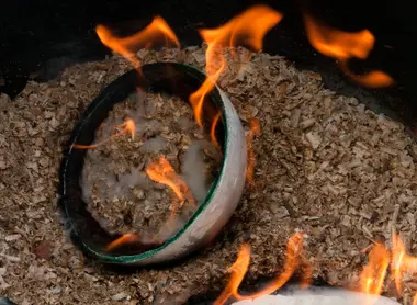 La technique de l'enfumage révèle les craquelures de l'émail et favorise l'aspect irisé.