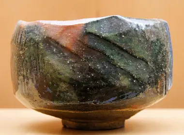 Un bol raku rouge et noir