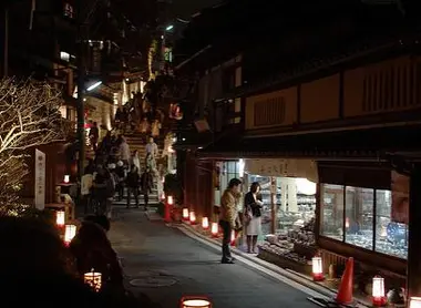 Une partie de l'allée des lanternes dans le quartier Higashiyama de Kyoto Une partie de l'allée des lanternes dans le quartier Higashiyama de Kyoto
