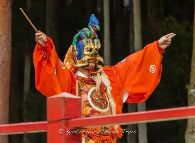 Hō-Taikō Hanami Gyōretsu au Daigo-ji, Kyoto. Performance de Bunraku "Ranryō-ō" (Le roi de Lanling) Hō-Taikō Hanami Gyōretsu au Daigo-ji, Kyoto. Performance de Bunraku "Ranryō-ō" (Le roi de Lanling)