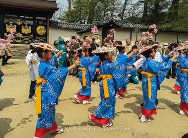 Ces écolières ouvrent les festivités du Hō-Taikō Hanami Gyōretsu au temple Daigo-ji  Ces écolières ouvrent les festivités du Hō-Taikō Hanami Gyōretsu au temple Daigo-ji
