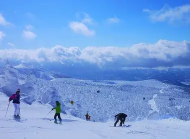 Vue des pistes de ski de la station Zao, préfecture de Yamagata.