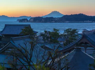 Vue sur le temple de Kômyô-ji et le mont Fuji