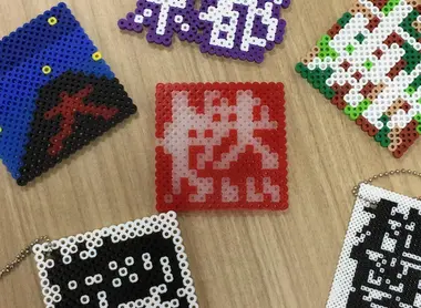 Création de porte-clés lors d'ateliers pour enfants 