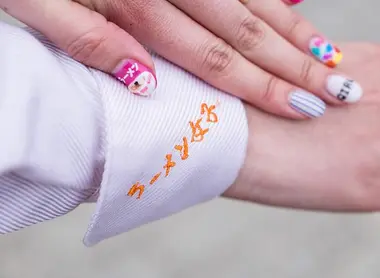 Détail de manche d'une membre du club des Ramen girls club