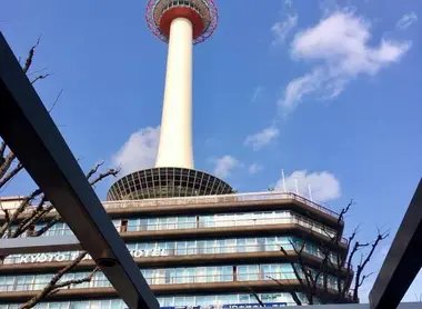 Au sortir de la gare, la tour de Kyoto scrute les visiteurs