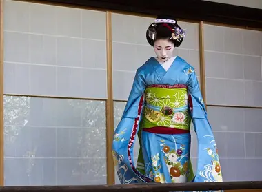Une maiko en kimono bleu.