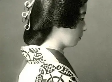 Une geisha portant une coiffure de style Shimada-mage, 'époque Edo (1603-1868). Une geisha portant une coiffure de style Shimada-mage, époque Edo (1603-1868).
