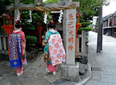 Exemple de obi: un nœud avec une traîne sera arboré par une maiko. Exemple de obi: un nœud avec une traîne sera arboré par une maiko.