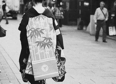 Geisha dans les rues de Kyoto Geisha dans les rues de Kyoto